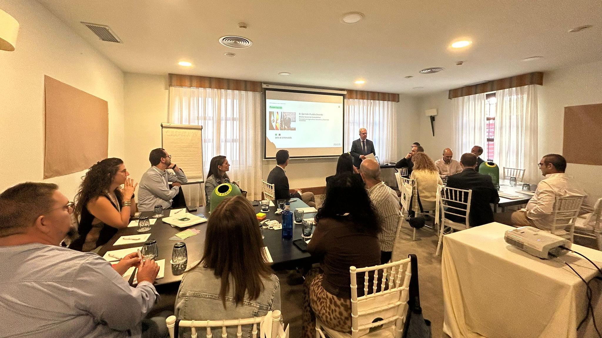 Germán Puebla Ovando, Director General de Sostenibilidad de la Consejería de Agricultura, Ganadería y Desarrollo Sostenible de la Junta de Extremadura, inaugurando la jornada